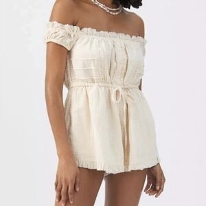 Urban Outfitters NWT Evie Off The Shoulder Cream Romper sz S